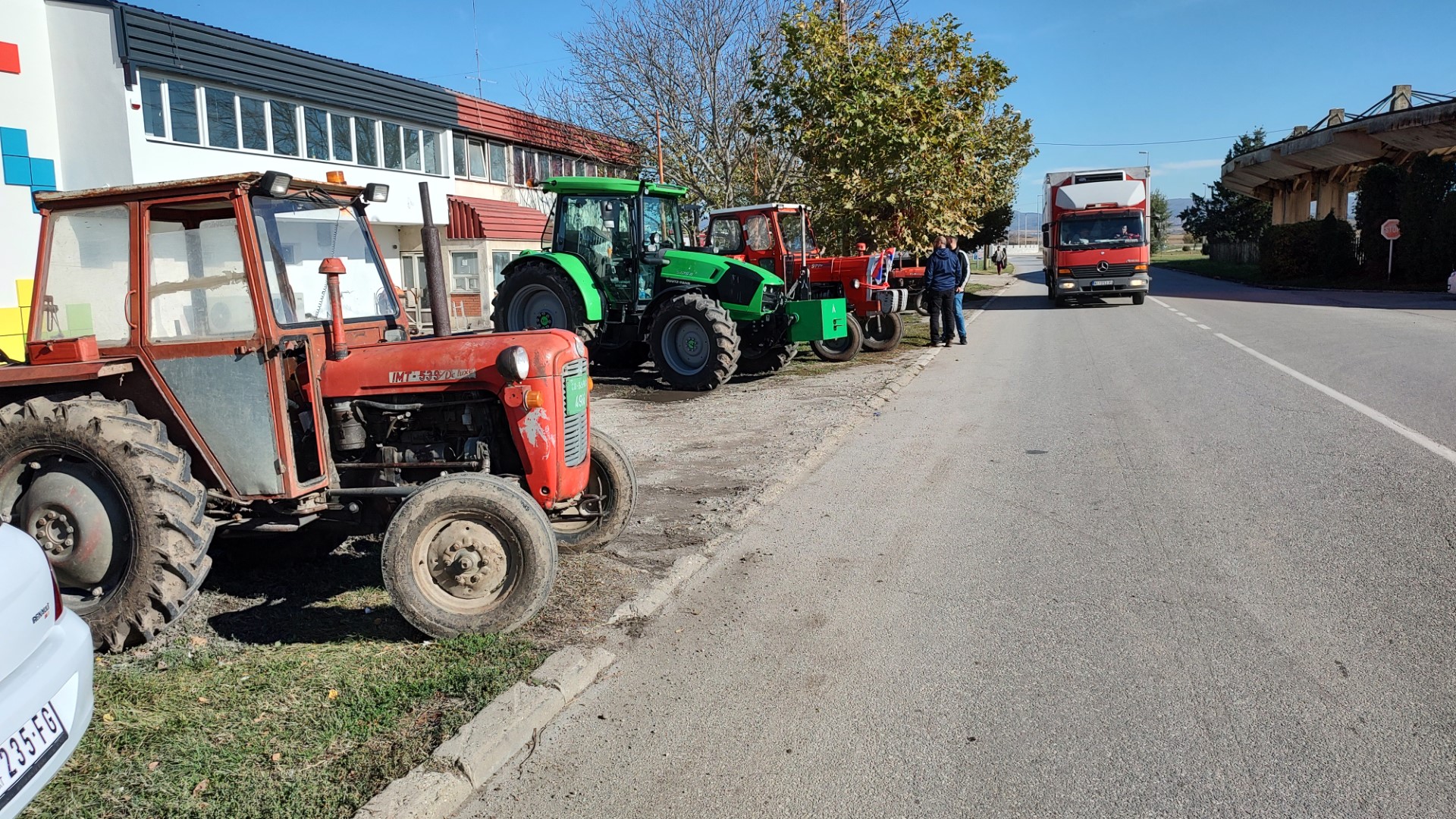Poljoprivrednici na traktorima okupili se u Ćupriji kod auto-puta