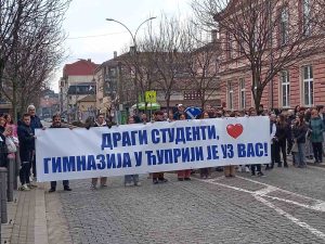 STUDENTI NA PUTU ZA NIŠ PROŠLI KROZ ĆUPRIJU