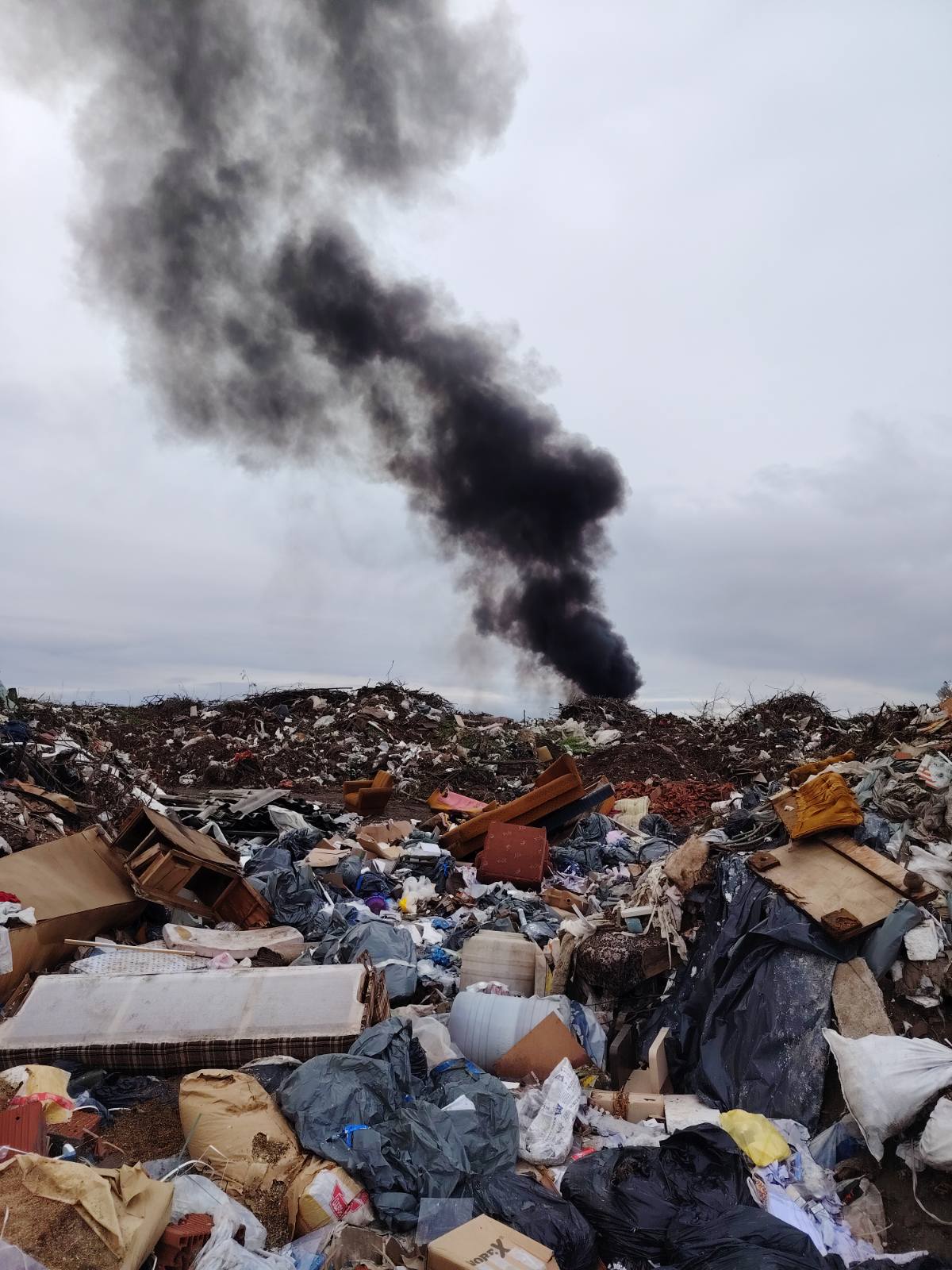 EKSKLUZIVNO: Gori divlja deponija na putu Ćuprija–Despotovac — gust crn dim guši okolinu, nadležni ne reaguju!